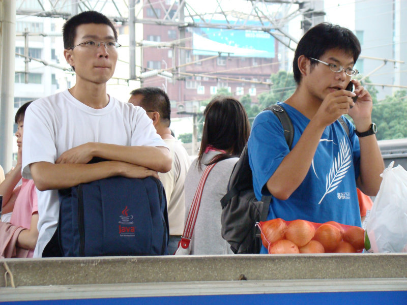 台灣鐵路旅遊攝影台中火車站月台交談旅客2007攝影照片139