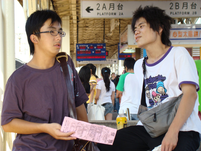 台灣鐵路旅遊攝影台中火車站月台交談旅客2007攝影照片143
