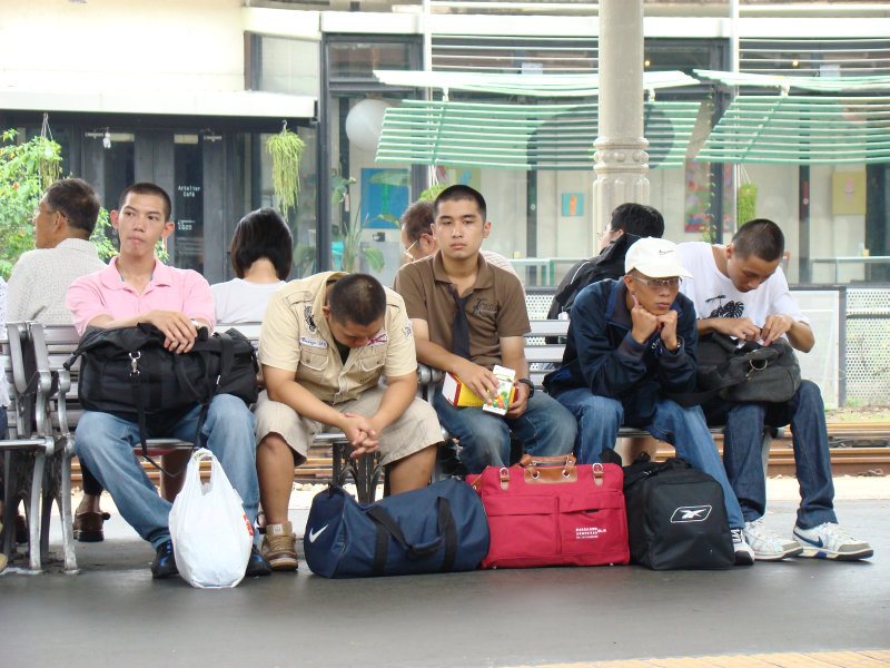 台灣鐵路旅遊攝影台中火車站月台交談旅客2007攝影照片145