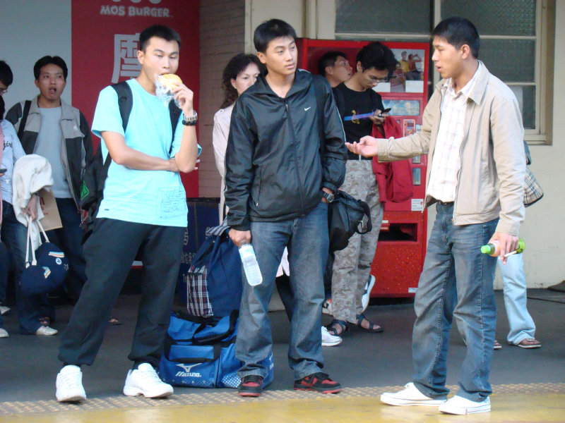 台灣鐵路旅遊攝影台中火車站月台交談旅客2007攝影照片158