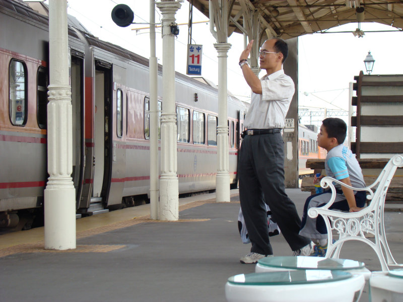 台灣鐵路旅遊攝影台中火車站月台交談旅客2007攝影照片159