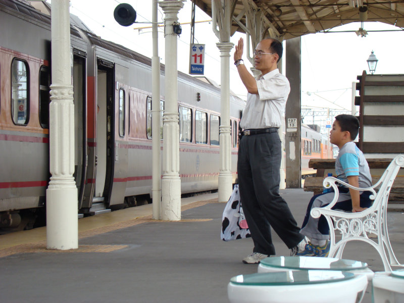 台灣鐵路旅遊攝影台中火車站月台交談旅客2007攝影照片160