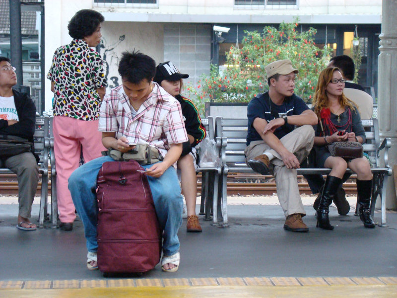 台灣鐵路旅遊攝影台中火車站月台交談旅客2007攝影照片166