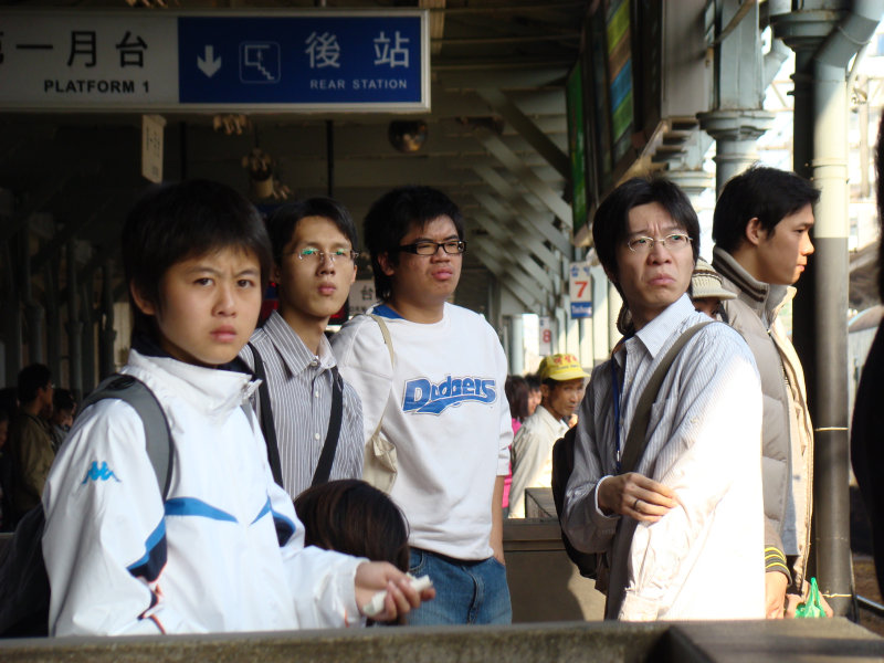 台灣鐵路旅遊攝影台中火車站月台交談旅客2007攝影照片167