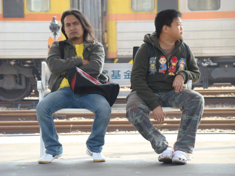 台灣鐵路旅遊攝影台中火車站月台交談旅客2007攝影照片168