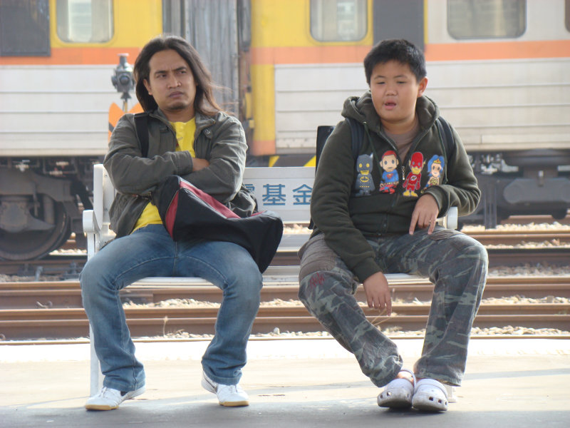 台灣鐵路旅遊攝影台中火車站月台交談旅客2007攝影照片169