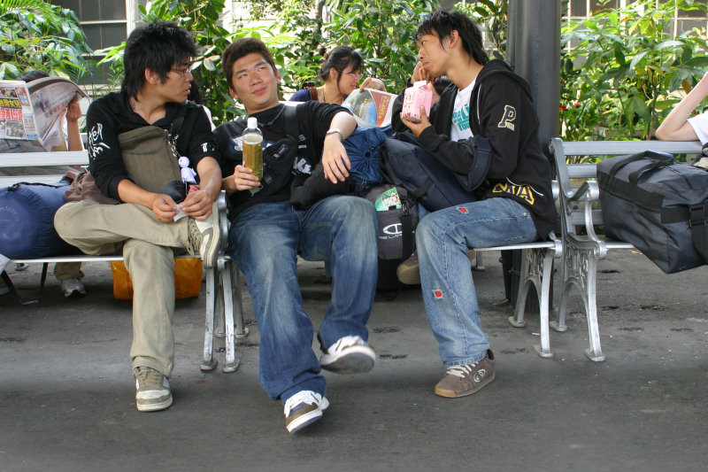台灣鐵路旅遊攝影台中火車站月台交談旅客2007攝影照片170