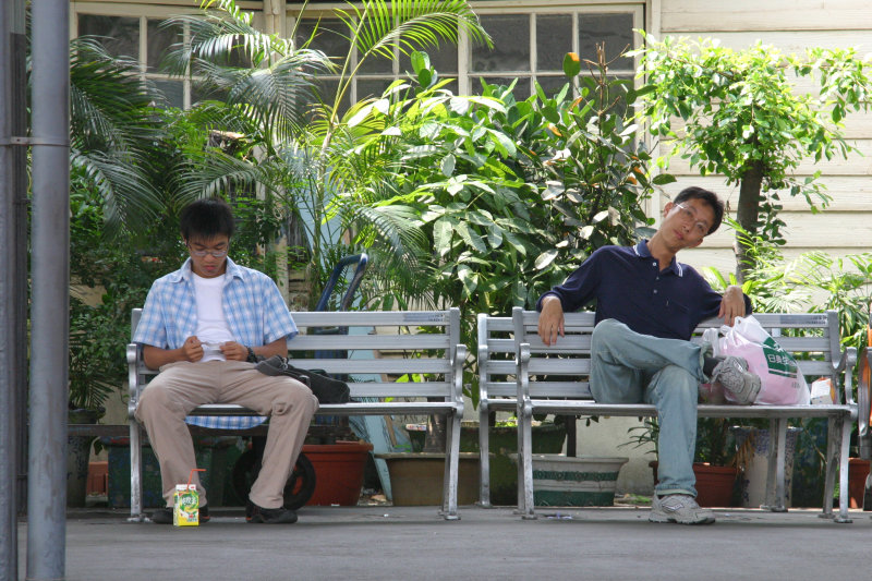 台灣鐵路旅遊攝影台中火車站月台交談旅客2007攝影照片172