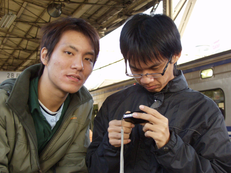 台灣鐵路旅遊攝影台中火車站月台交談旅客2007攝影照片179