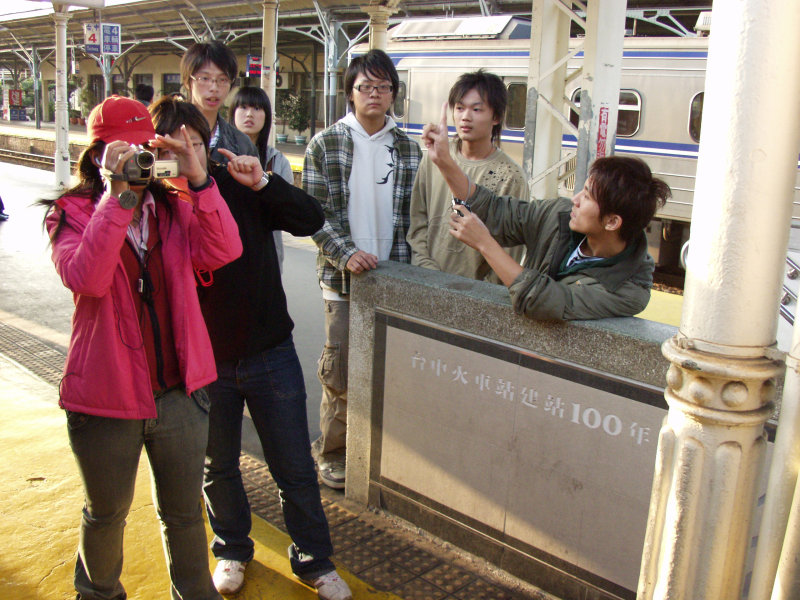 台灣鐵路旅遊攝影台中火車站月台交談旅客2007攝影照片181