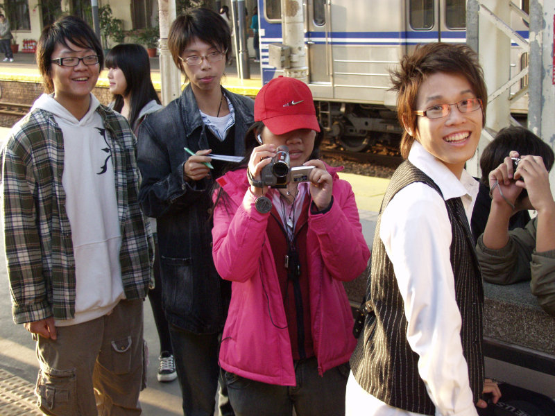 台灣鐵路旅遊攝影台中火車站月台交談旅客2007攝影照片185