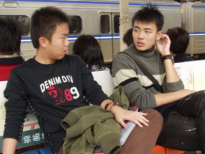 台灣鐵路旅遊攝影台中火車站月台交談旅客2007攝影照片192