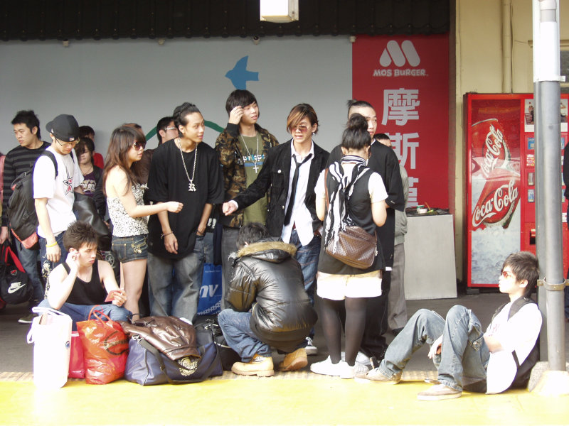 台灣鐵路旅遊攝影台中火車站月台交談旅客2007攝影照片194