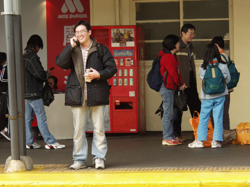 台灣鐵路旅遊攝影台中火車站月台交談旅客2007攝影照片195