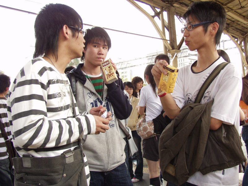 台灣鐵路旅遊攝影台中火車站月台交談旅客2007攝影照片201