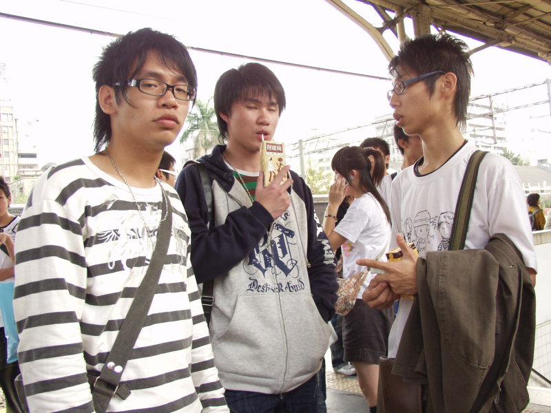 台灣鐵路旅遊攝影台中火車站月台交談旅客2007攝影照片202
