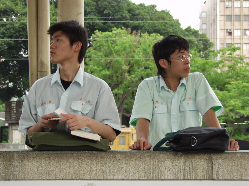 台灣鐵路旅遊攝影台中火車站月台交談旅客2007攝影照片203