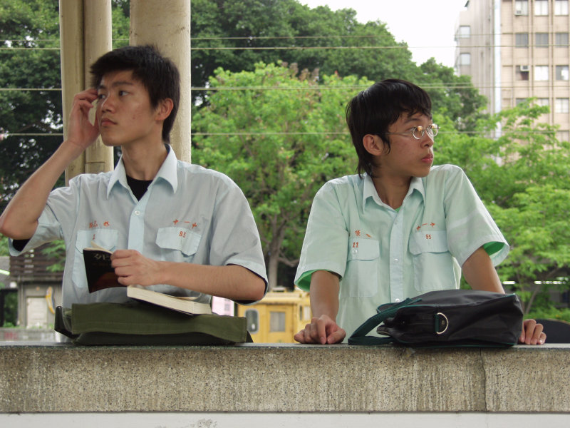 台灣鐵路旅遊攝影台中火車站月台交談旅客2007攝影照片204