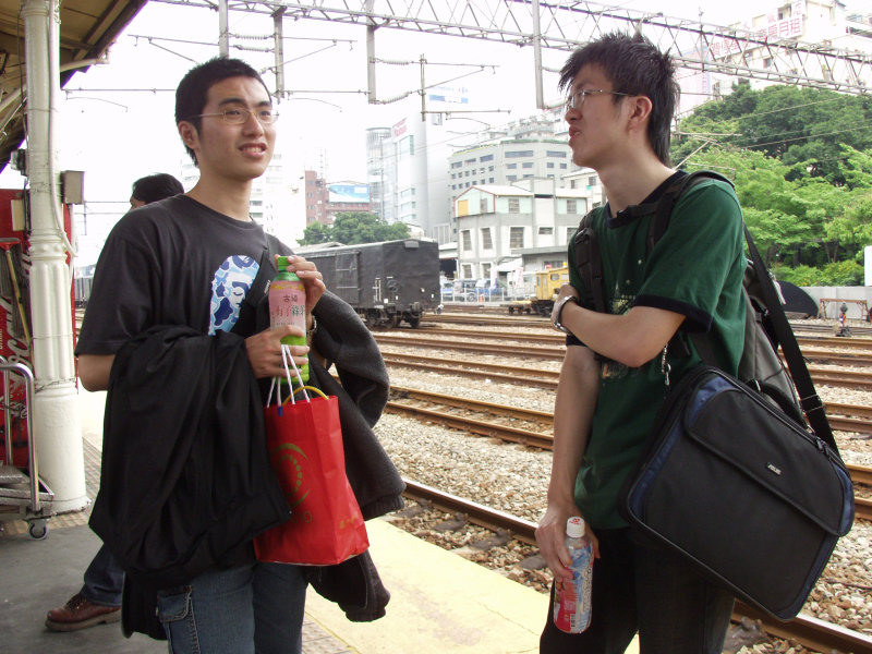 台灣鐵路旅遊攝影台中火車站月台交談旅客2007攝影照片206