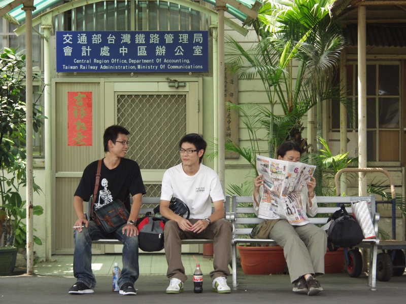 台灣鐵路旅遊攝影台中火車站月台交談旅客2007攝影照片208