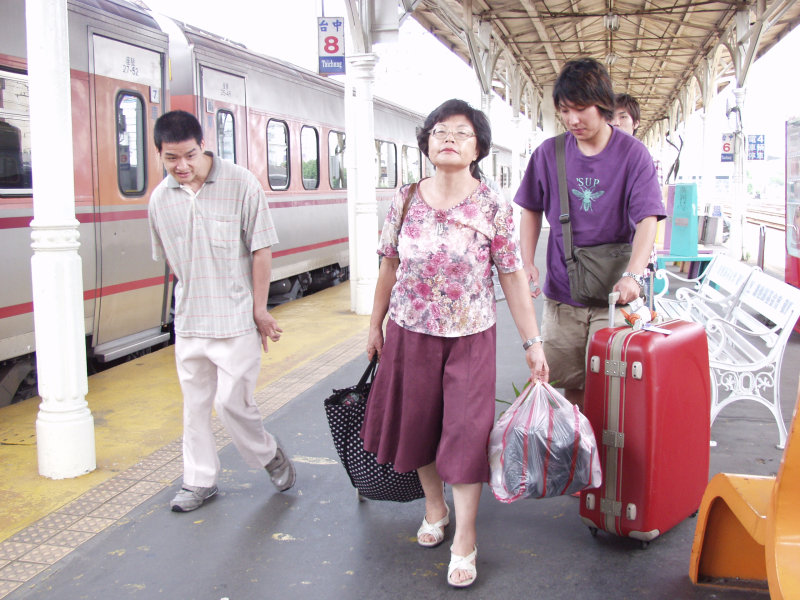 台灣鐵路旅遊攝影台中火車站月台交談旅客2007攝影照片212