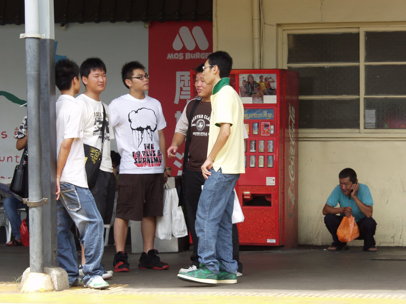 台灣鐵路旅遊攝影台中火車站月台交談旅客2007攝影照片214