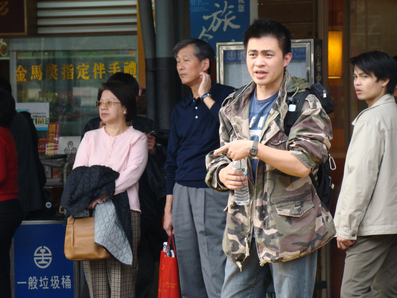 台灣鐵路旅遊攝影台中火車站月台交談旅客2008攝影照片3
