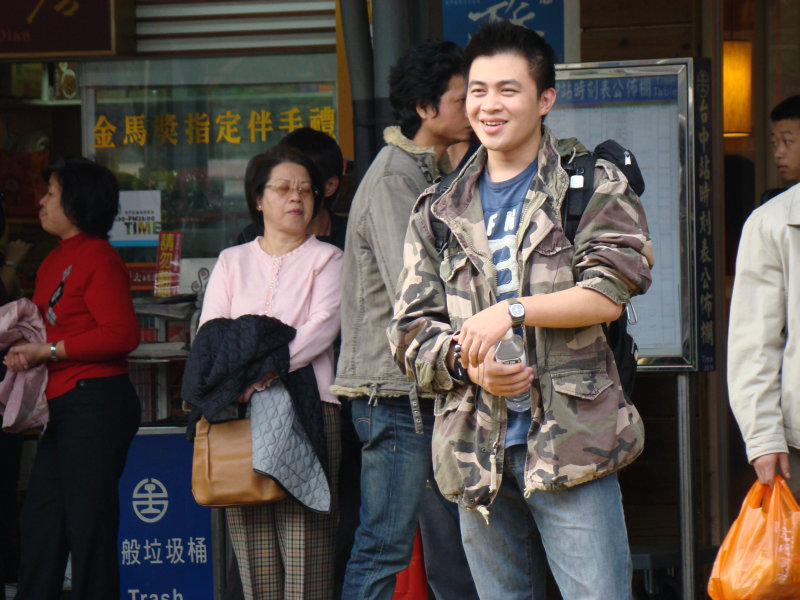 台灣鐵路旅遊攝影台中火車站月台交談旅客2008攝影照片4