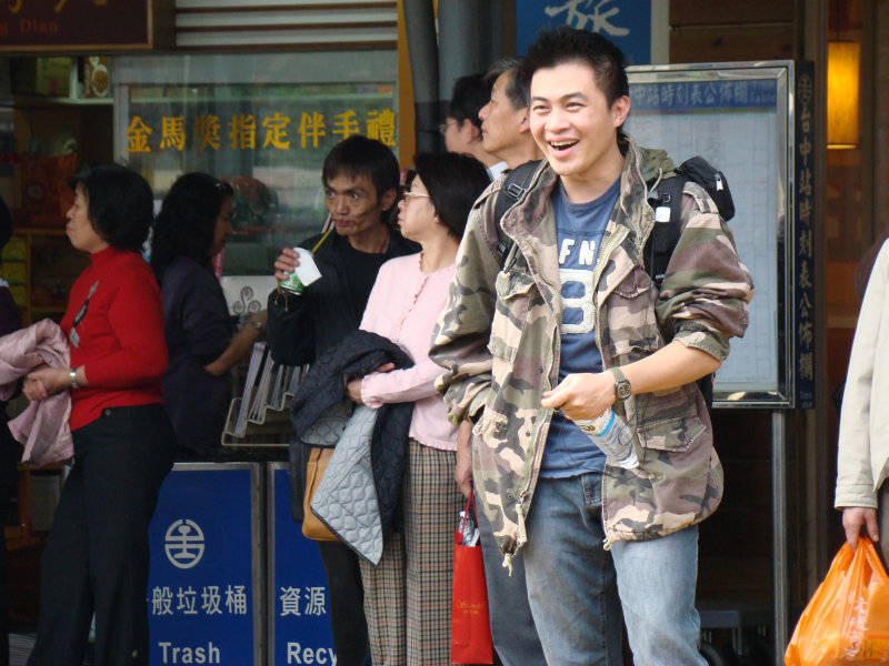 台灣鐵路旅遊攝影台中火車站月台交談旅客2008攝影照片5