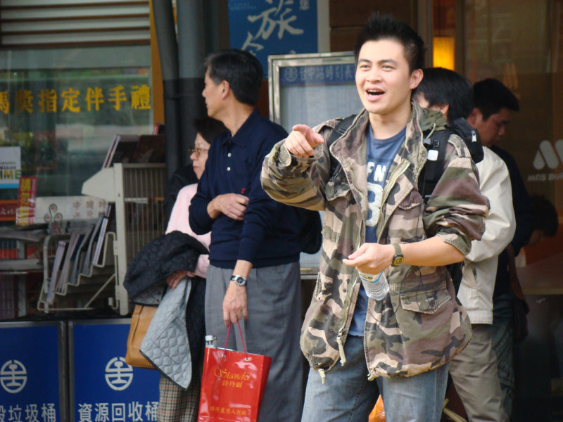 台灣鐵路旅遊攝影台中火車站月台交談旅客2008攝影照片6