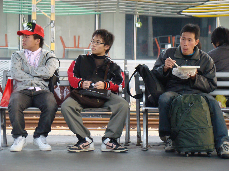 台灣鐵路旅遊攝影台中火車站月台交談旅客2008攝影照片9