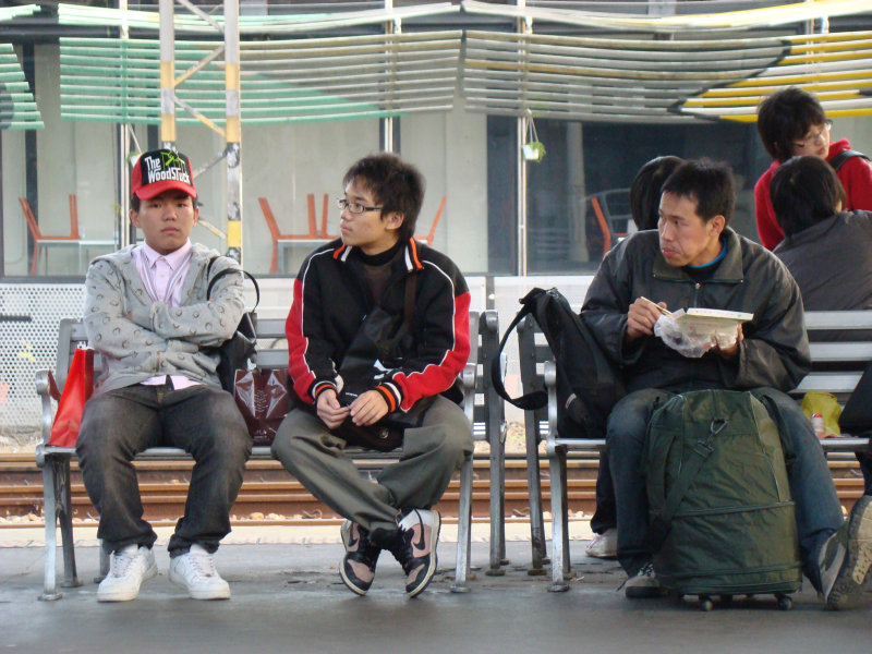 台灣鐵路旅遊攝影台中火車站月台交談旅客2008攝影照片10