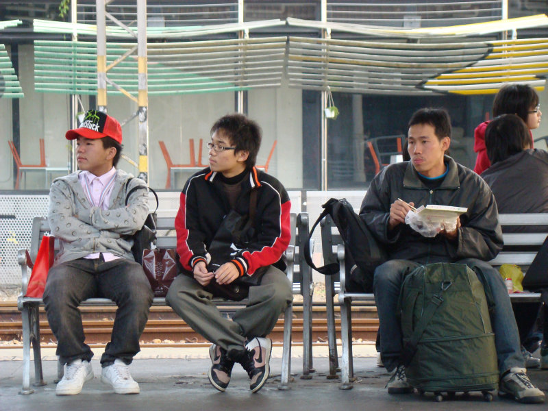 台灣鐵路旅遊攝影台中火車站月台交談旅客2008攝影照片11