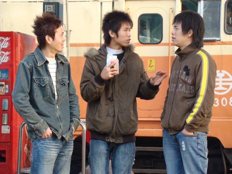 台灣鐵路旅遊攝影台中火車站月台交談旅客2008攝影照片13