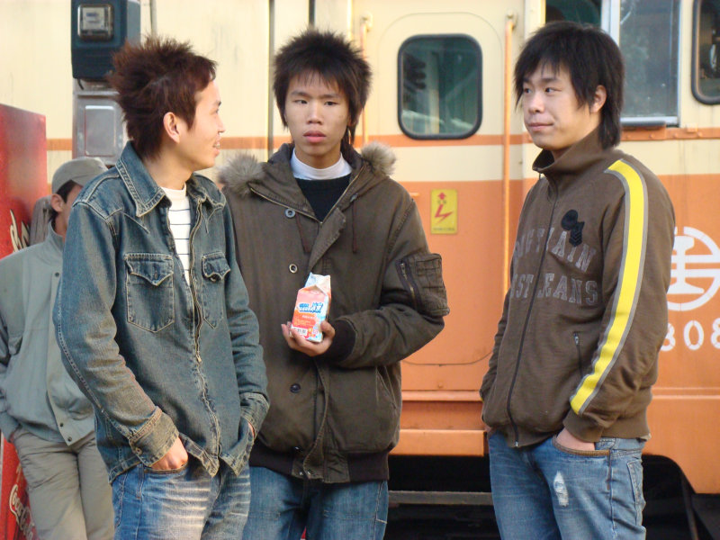 台灣鐵路旅遊攝影台中火車站月台交談旅客2008攝影照片14