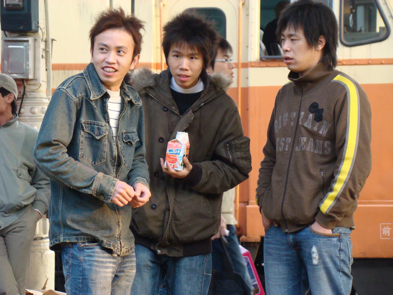 台灣鐵路旅遊攝影台中火車站月台交談旅客2008攝影照片16