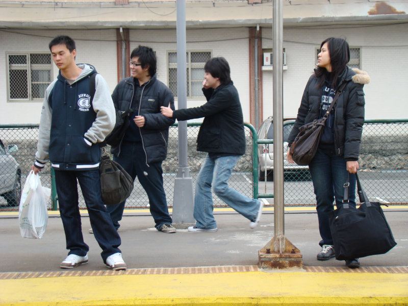 台灣鐵路旅遊攝影台中火車站月台交談旅客2008攝影照片18