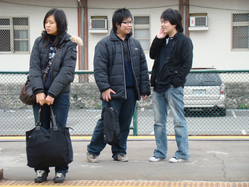 台灣鐵路旅遊攝影台中火車站月台交談旅客2008攝影照片19