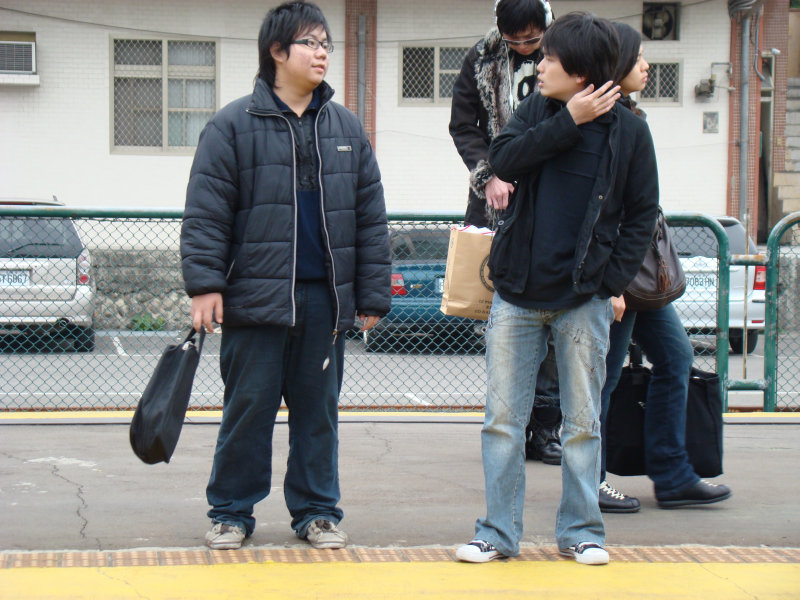台灣鐵路旅遊攝影台中火車站月台交談旅客2008攝影照片21