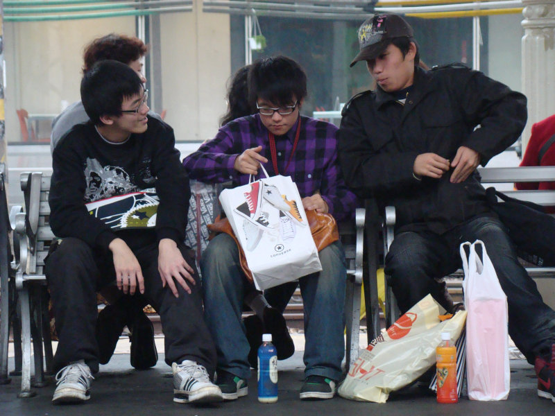 台灣鐵路旅遊攝影台中火車站月台交談旅客2008攝影照片27