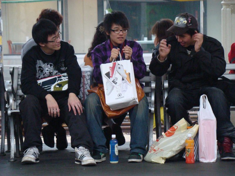 台灣鐵路旅遊攝影台中火車站月台交談旅客2008攝影照片30