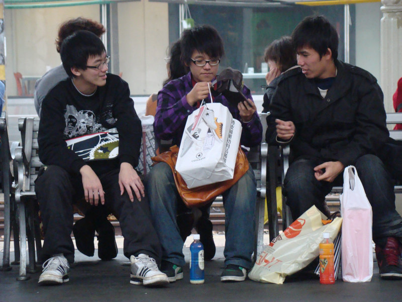 台灣鐵路旅遊攝影台中火車站月台交談旅客2008攝影照片32