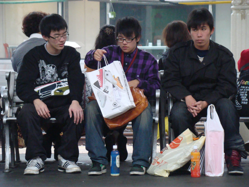 台灣鐵路旅遊攝影台中火車站月台交談旅客2008攝影照片33