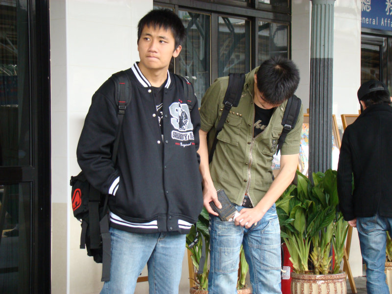 台灣鐵路旅遊攝影台中火車站月台交談旅客2008攝影照片41
