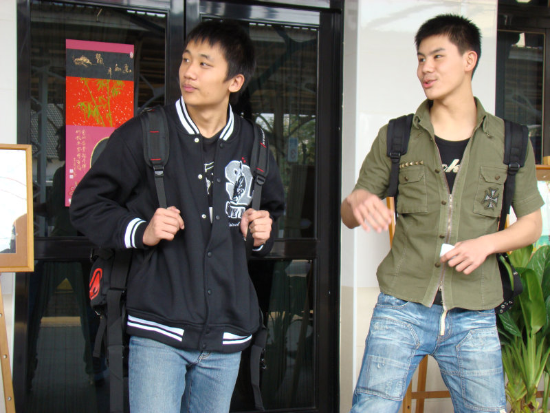 台灣鐵路旅遊攝影台中火車站月台交談旅客2008攝影照片49