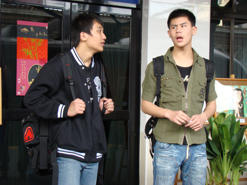 台灣鐵路旅遊攝影台中火車站月台交談旅客2008攝影照片50