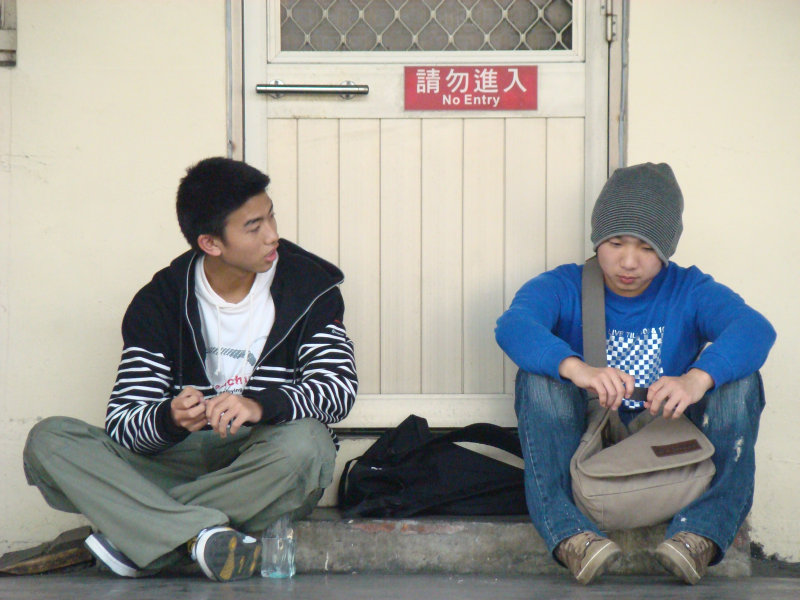台灣鐵路旅遊攝影台中火車站月台交談旅客2008攝影照片67