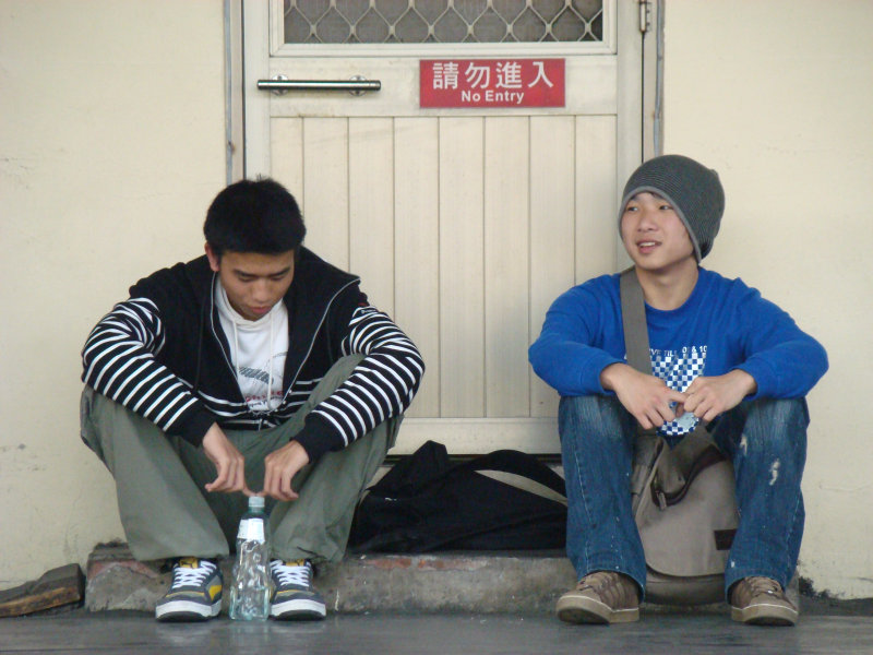 台灣鐵路旅遊攝影台中火車站月台交談旅客2008攝影照片68