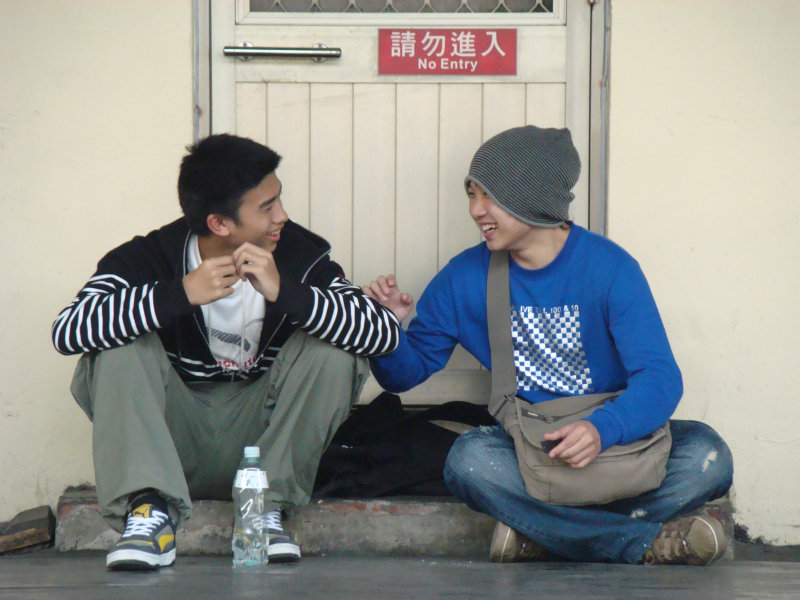 台灣鐵路旅遊攝影台中火車站月台交談旅客2008攝影照片71
