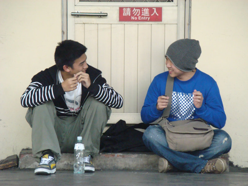 台灣鐵路旅遊攝影台中火車站月台交談旅客2008攝影照片73